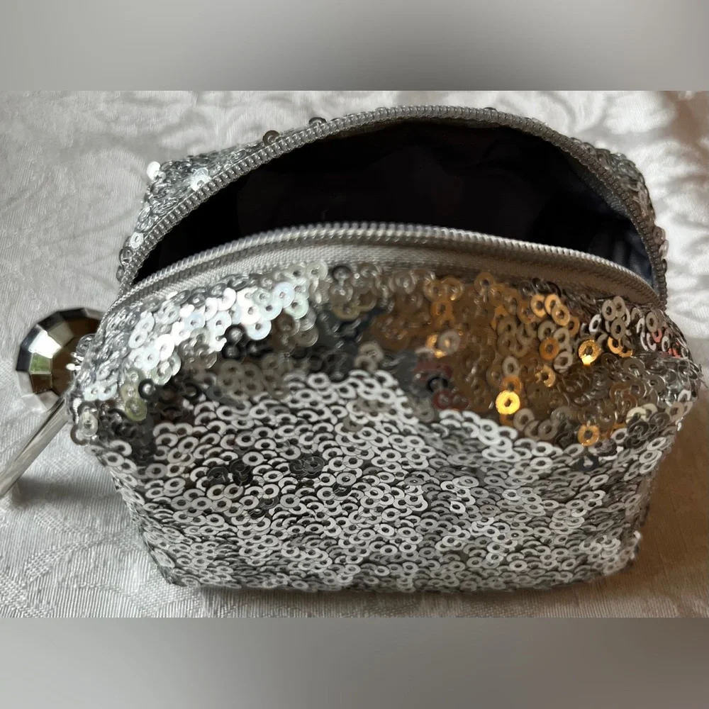 MAC Cosmetics dazzling silver